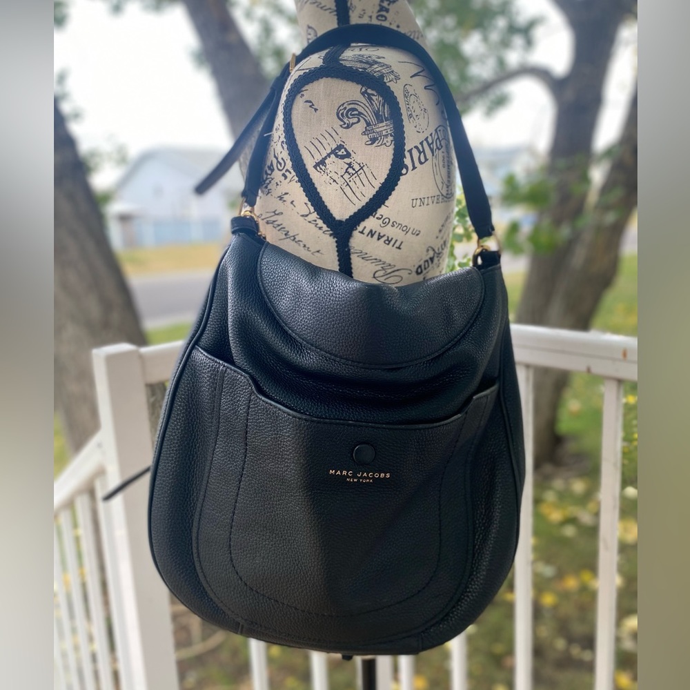❌SOLD❌Marc Jacobs Black Leather Crossbody Purse with Magnetic Closure
